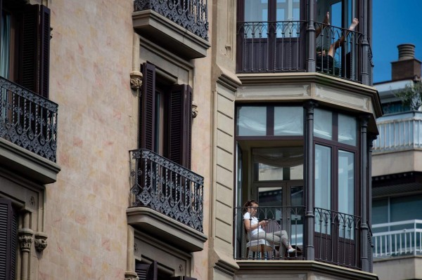 Desde un balcón esperan el fin de una pesadilla: Así pasan españoles la cuarentena por coronavirus