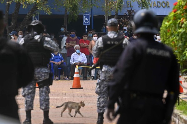 FOTOS: El Salvador y su unidad antidisturbios en centros de aislamiento