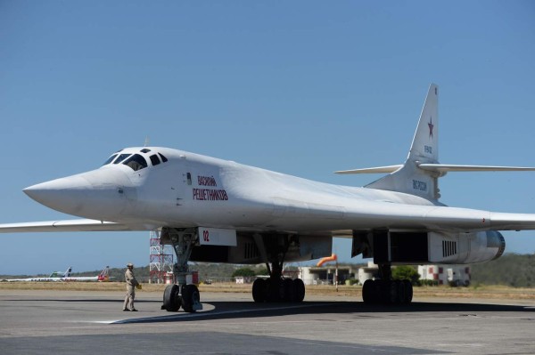 FOTOS: Los cuatro bombarderos que Rusia envió a Venezuela para defensa