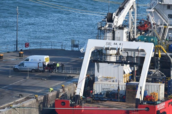 FOTOS: Momento en el que trasladaron el cuerpo hallado en la avioneta que viajaba Emiliano Sala