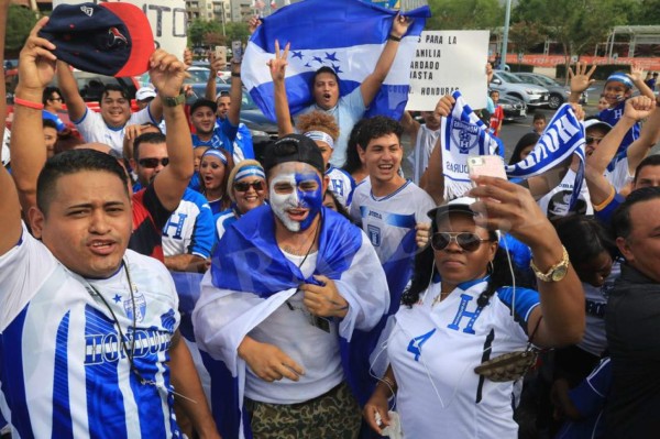 Hondureños desafían la tormenta eléctrica y empiezan a llegar al BBVA Compass Stadium