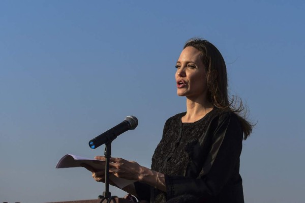 El look de Angelina Jolie durante visita a un campo de refugiados rohinyás