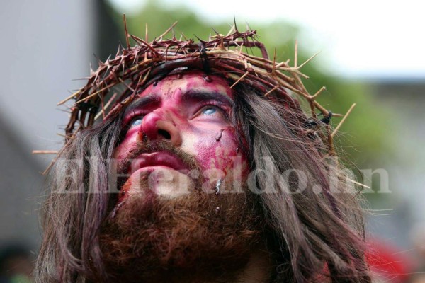 El espectacular Vía Crucis de Iglesia El Calvario que revive la pasión de Cristo