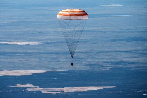 Astronautas de Estación Espacial regresan a la Tierra en plena pandemia