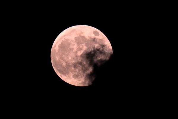 Así se ve el eclipse lunar más largo del siglo, alrededor del mundo (Fotos)