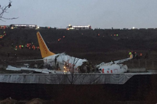 Las fotos del avión que se partió en tres en Turquía; hay 157 heridos