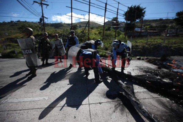 Lluvia de piedras en las tomas realizadas en la salida al sur por la Alianza de Oposición