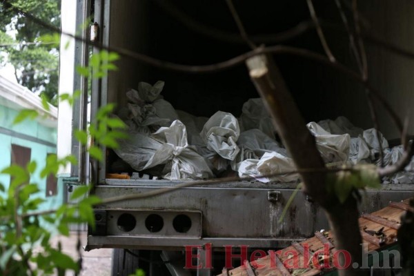 Apilados y a simple vista permanecen cadáveres no reclamados en morgue de Tegucigalpa (FOTOS)