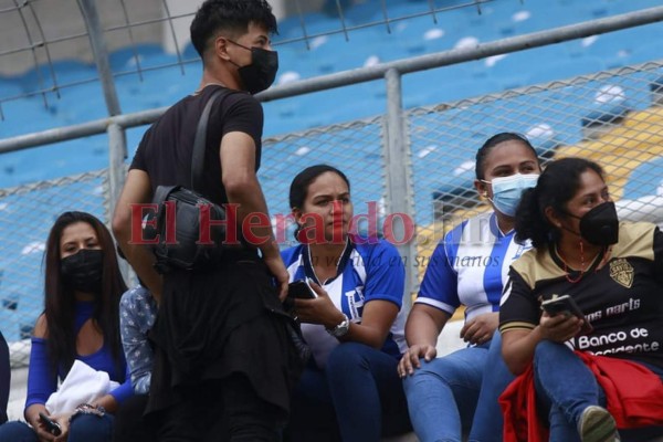 Ambientazo se vive en el duelo entre Honduras vs El Salvador (FOTOS)