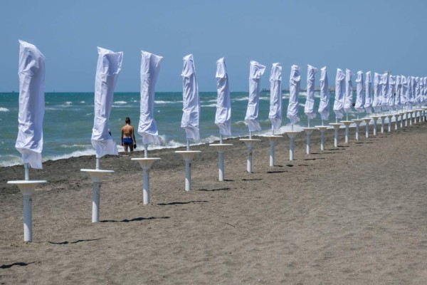 Cansados del encierro miles en el mundo buscan las playas y parques (FOTOS)