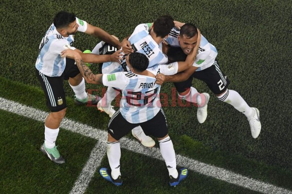 Rusia 2018: Los abrazos de Messi, Marcos Rojo y toda la selección de Argentina tras la clasificación a octavos