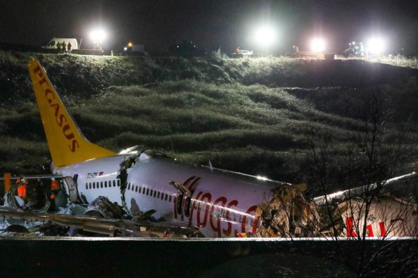 Las fotos del avión que se partió en tres en Turquía; hay 157 heridos