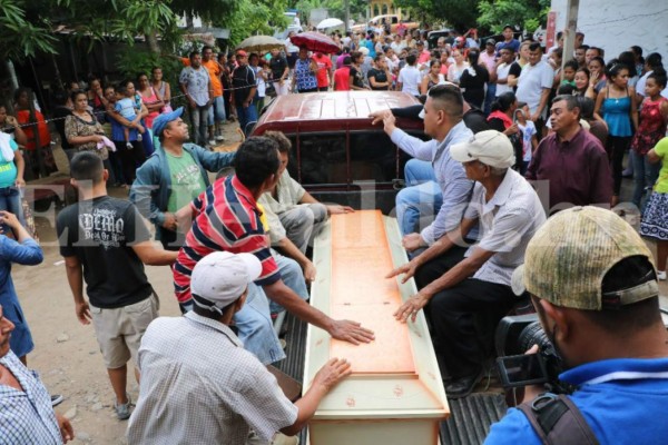 Desgarrador último adiós de niña que fue violada y estrangulada en Santa Cruz de Yojoa, Honduras