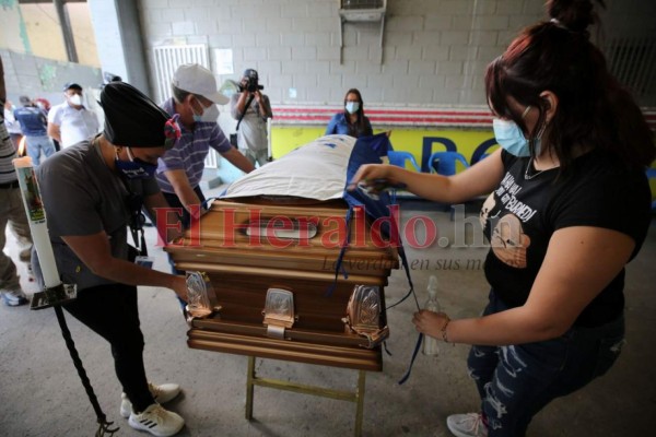 Desconsuelo y llanto en velorio de Chelato Uclés en el Estadio Nacional