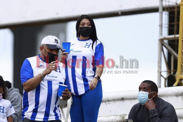 Ambientazo se vive en el duelo entre Honduras vs El Salvador (FOTOS)