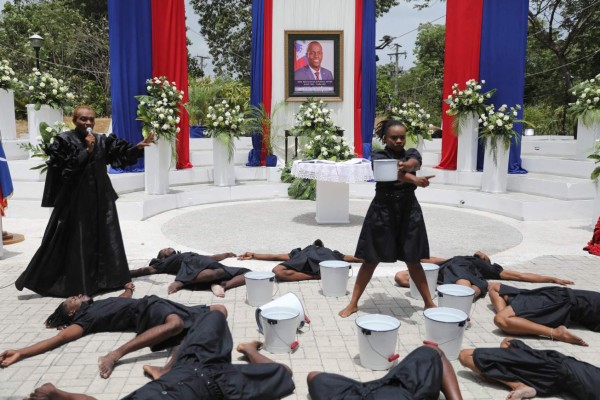 Así fue el emotivo homenaje al expresidente Moise durante el ascenso de primer ministro