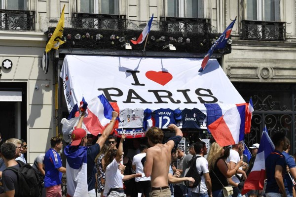 FOTOS: La locura en París tras la coronación de Francia como campeón del Mundo en Rusia 2018