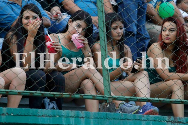 Belleza femenina adornó encuentro Real España vs Platense en Puerto Cortés