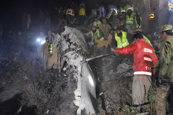 12 impactantes fotos del avión de Pakistán que se estrelló con 48 personas