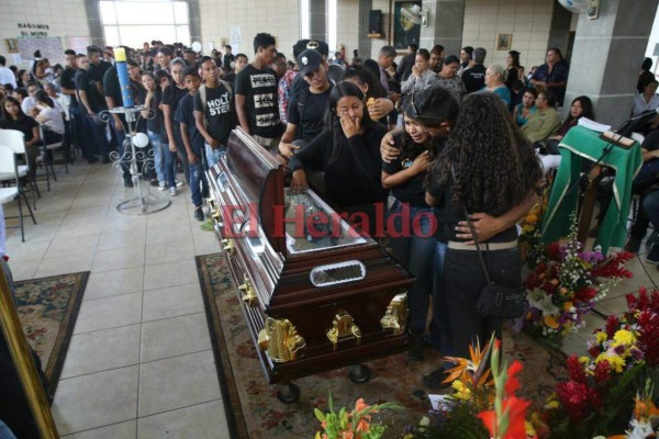 FOTOS: Triste adiós a maestro asesinado en el Instituto Técnico Honduras