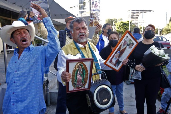 'Le está cantando a la Virgencita', mexicanos lloran la muerte de Vicente Fernández