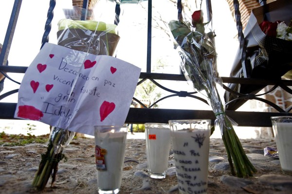 'Le está cantando a la Virgencita', mexicanos lloran la muerte de Vicente Fernández