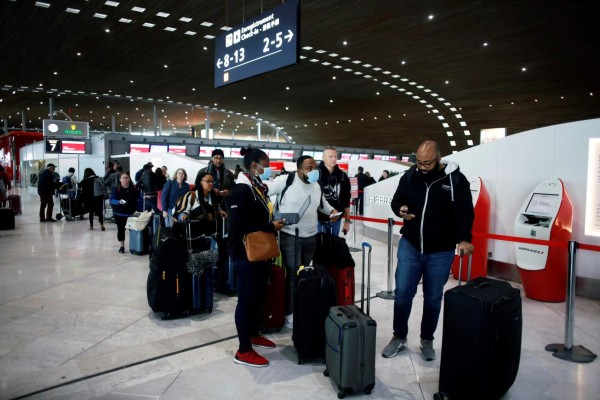 Suspensión de vuelos y aeropuertos llenos de viajeros ante alarma por coronavirus (FOTOS)