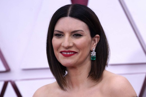 Laura Pausini deslumbra con elegante vestido en los Oscar 2021 (FOTOS)