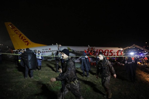 Las fotos del avión que se partió en tres en Turquía; hay 157 heridos