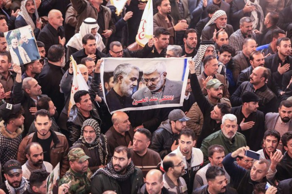 Dolor y sed de venganza en multitudinaria despedida al general Qasim Soleimani en Irak