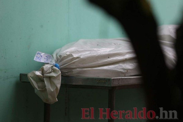 Apilados y a simple vista permanecen cadáveres no reclamados en morgue de Tegucigalpa (FOTOS)