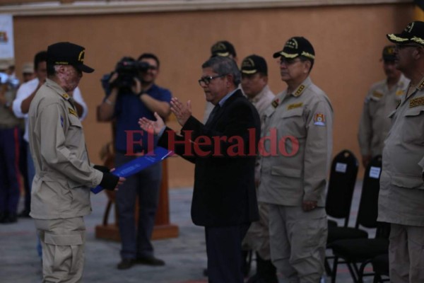 Así fue condecorado el bombero Ever Velásquez, sobreviviente del incendio en La Montañita