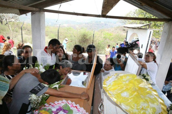 Las tristes escenas que dejó el entierro de las víctimas de masacre en la Villanueva