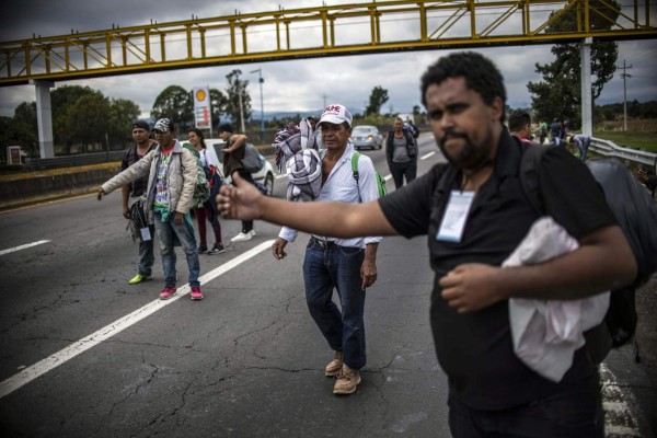 Exhaustos y con la esperanza de llegar a EEUU, niños piden jalón en Ciudad de México