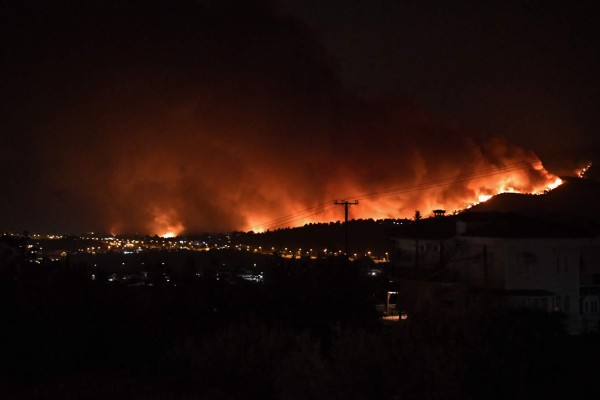 Así avanzan los incendios descomunales que devoran pueblos en Grecia