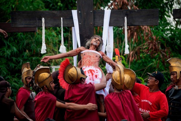 Clavados de pies y manos: El dolor real en los vía crucis más extremos del mundo