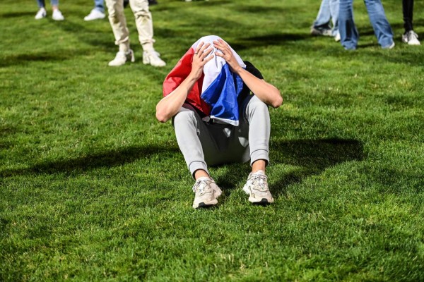 Tristes rostros de la afición y jugadores de Francia tras quedar eliminados de la Eurocopa