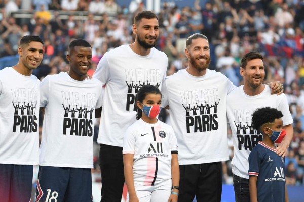 Furor y algarabía en el Parque de los Príncipes tras presentación de Messi y Ramos