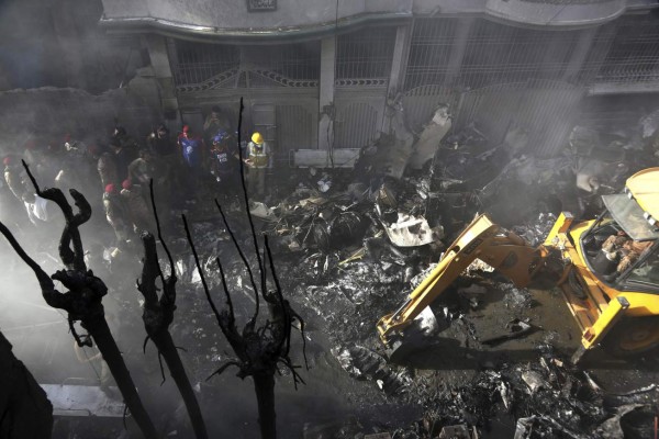 'Había gritos por todas partes': Superviviente cuenta horror del accidente de avión en Pakistán (FOTOS)