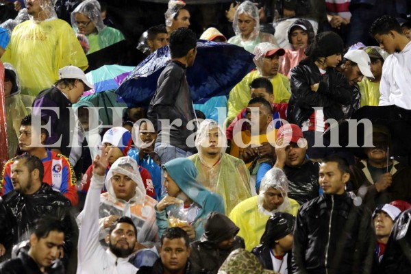 ¡Ambientazo en el Nacional! Pese a la lluvia, los aficionados acudieron a la cita con la historia