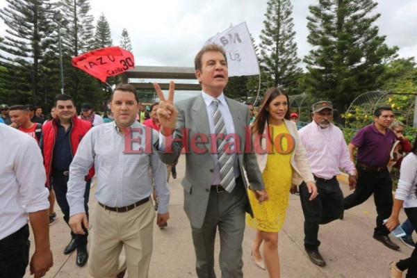 Con aplausos y ovaciones recibieron a Nasralla estudiantes de la UNAH