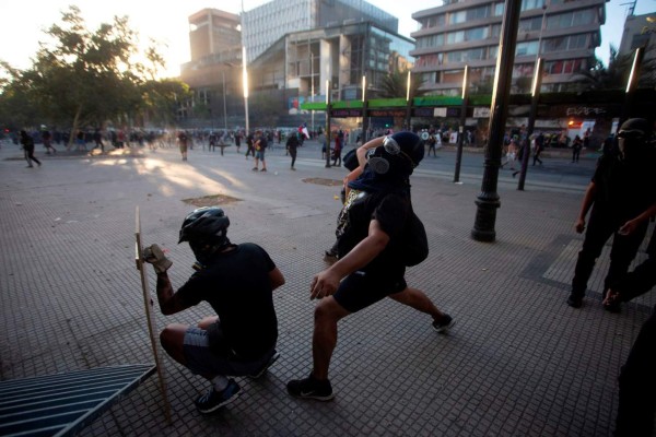 Las imágenes del incendio y violentos choques en nueva marcha en Chile