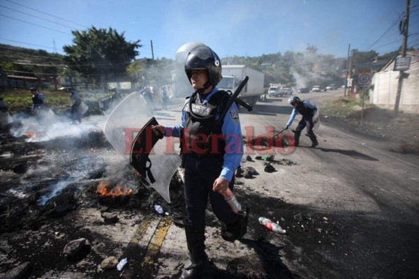 Lluvia de piedras en las tomas realizadas en la salida al sur por la Alianza de Oposición