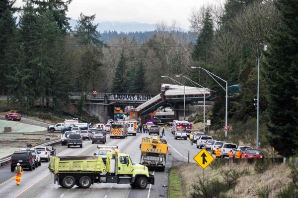 FOTOS: Así se descarriló un tren sobre una autopista al sur de Seattle