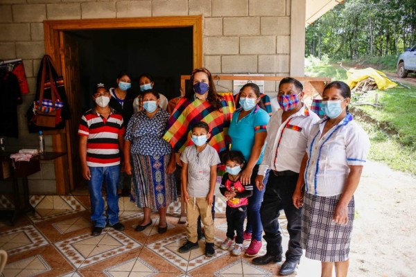 Trajes hechos por manos lencas lució la pareja presidencial de Honduras (FOTOS)