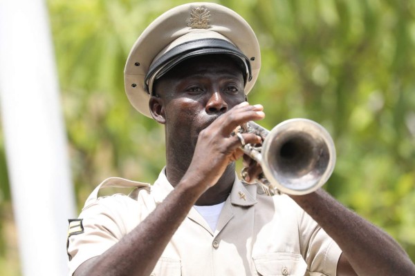 Así fue el emotivo homenaje al expresidente Moise durante el ascenso de primer ministro