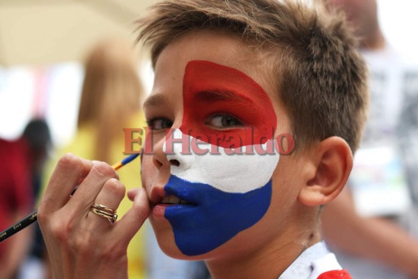 Afición de Croacia e Inglaterra enloquecen en celebración previo al último duelo semifinalista