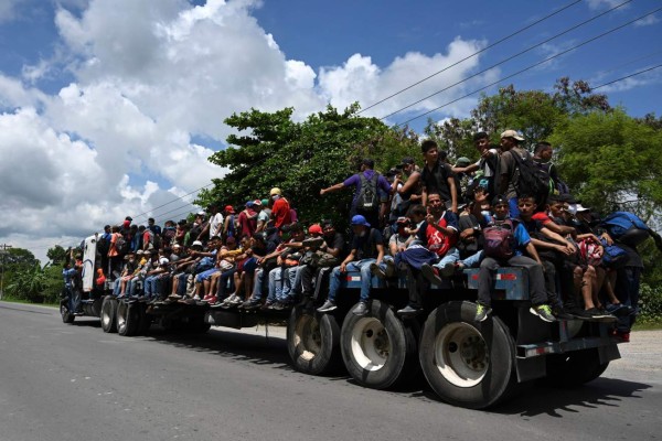 Bajo la lluvia, con niños y expuestos al covid-19, caravana migrante avanza hacia Guatemala