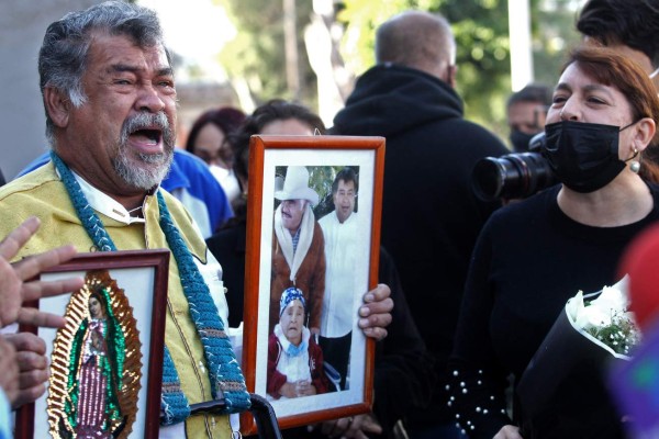 'Le está cantando a la Virgencita', mexicanos lloran la muerte de Vicente Fernández