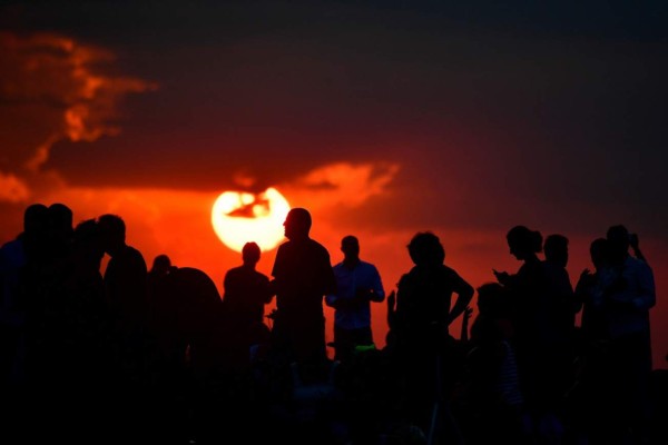 Así se ve el eclipse lunar más largo del siglo, alrededor del mundo (Fotos)